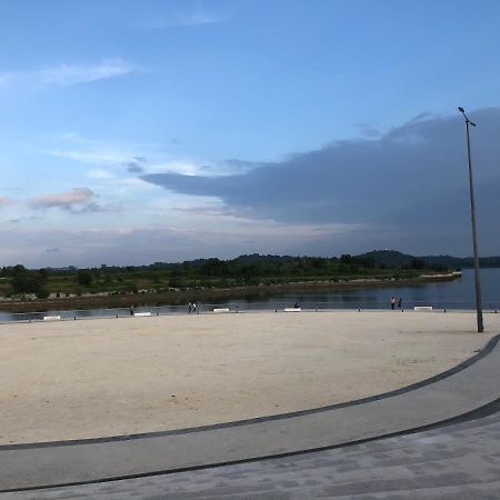 Teega Residence @ Cosy Seafront Living Нусаджая Екстериор снимка